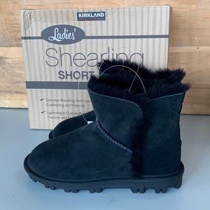 NWT Women’s Kirkland Signature Shearling Sheepskin Boot Black
